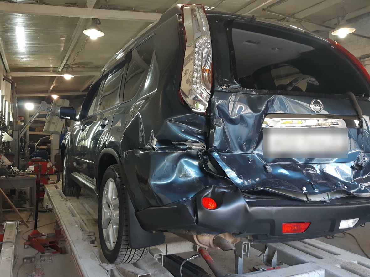 Nissan X-Trail с разбитой задней частью в цехе KuzovAuto61